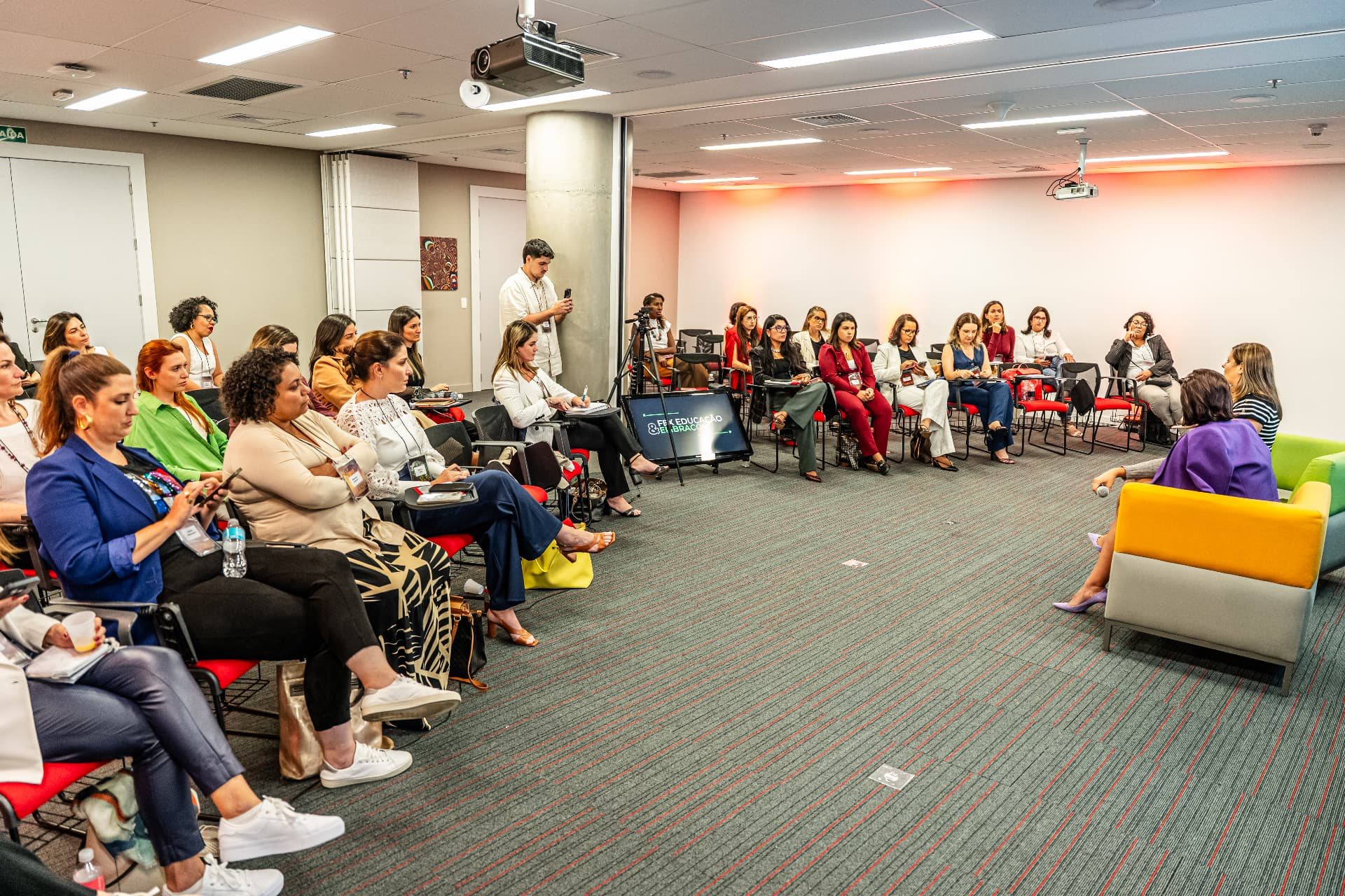 Evento institucional com participantes da FEX